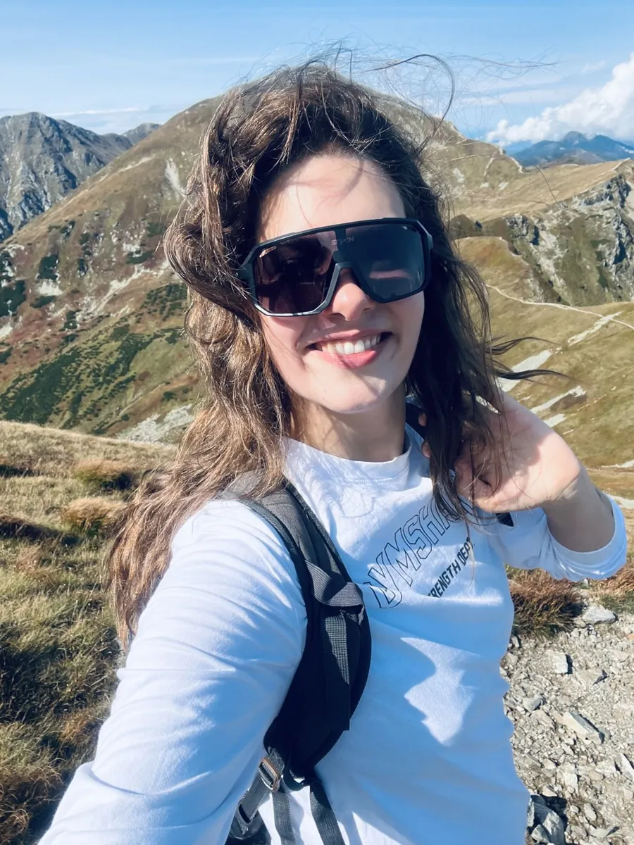 Kasia w górach, selfie w okularach przeciwsłonecznych